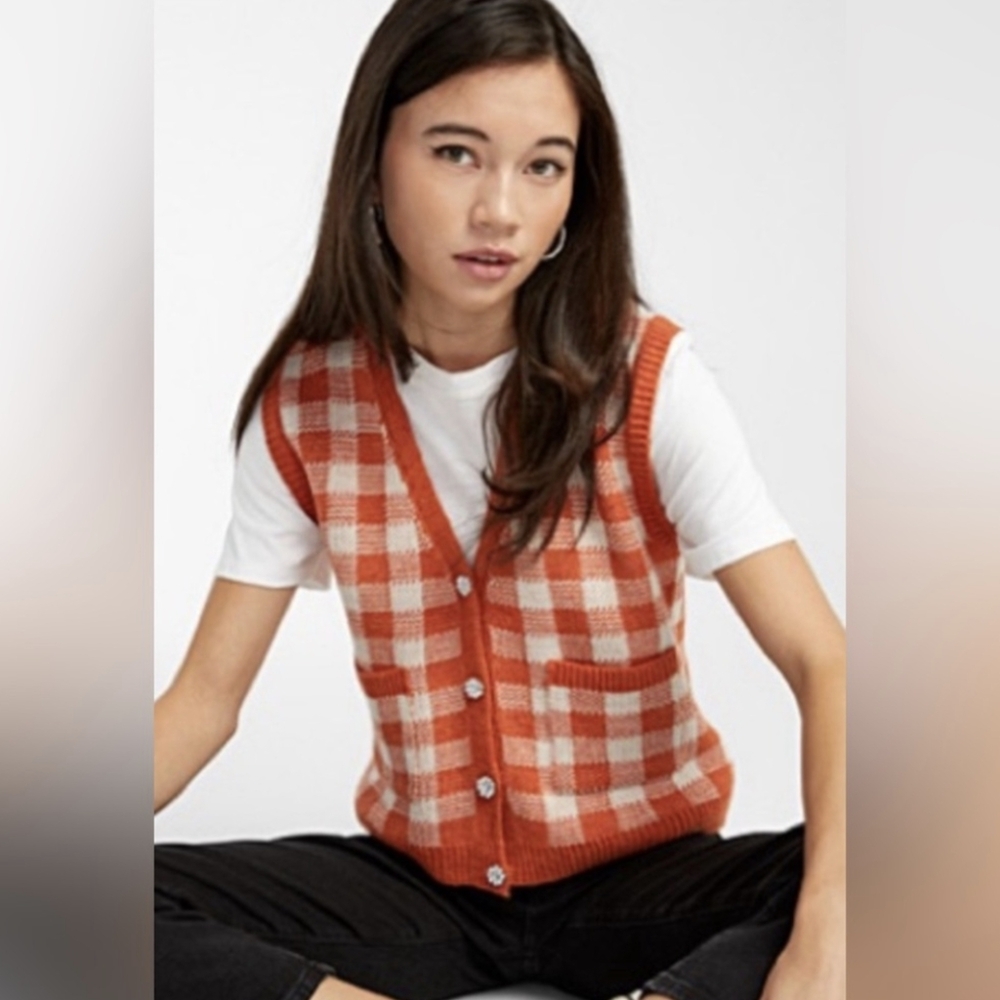 Twik sweater vest with adorable jewelled buttons ! - Picture 6 of 9